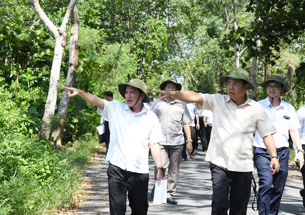 Đồng chí Nguyễn Tiến Hải, Bí thư Tỉnh ủy, Chủ tịch Hội đồng nhân dân tỉnh (người bên phải, hàng thứ nhất) khảo sát vị trí xây dựng Đền thờ Bác Hồ tại Bến Vàm Lũng, thị trấn Rạch Gốc.